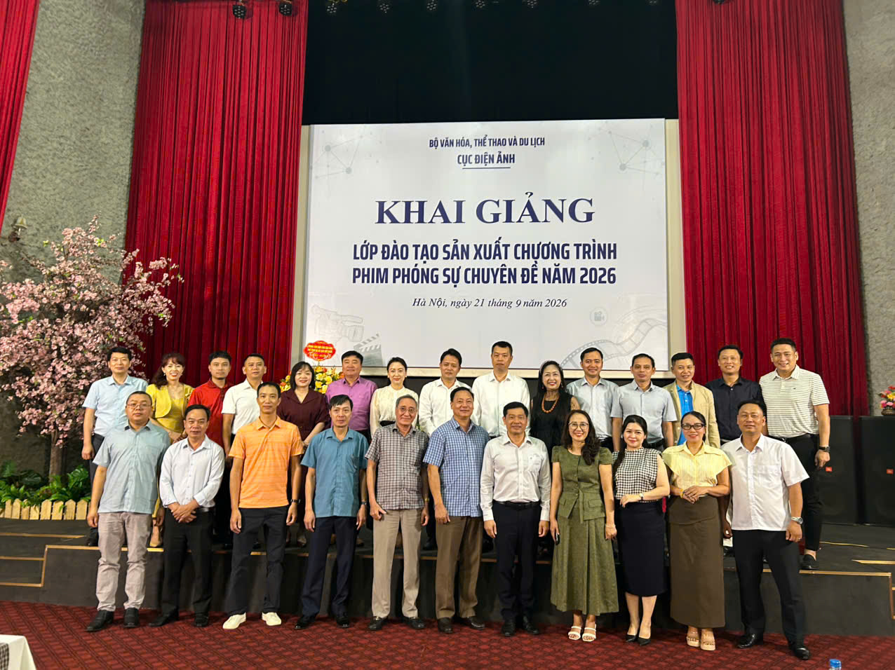 Ban Tổ chức lớp học chụp ảnh kỷ niệm cùng đại diện các Lãnh đạo các đơn vị điện ảnh địa phương trong buổi Khai giảng 