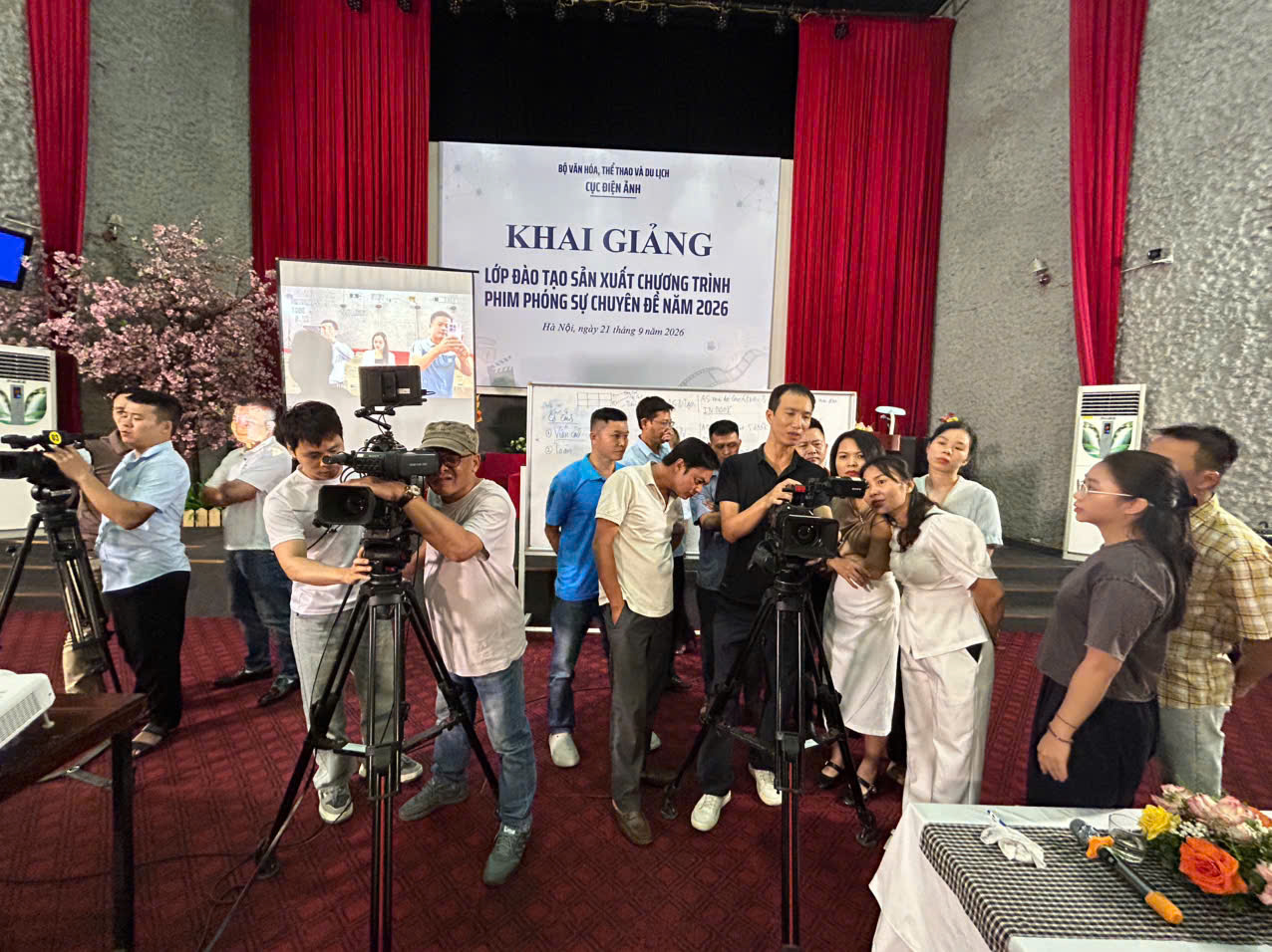 Các học viên thực hành trên máy quay phim