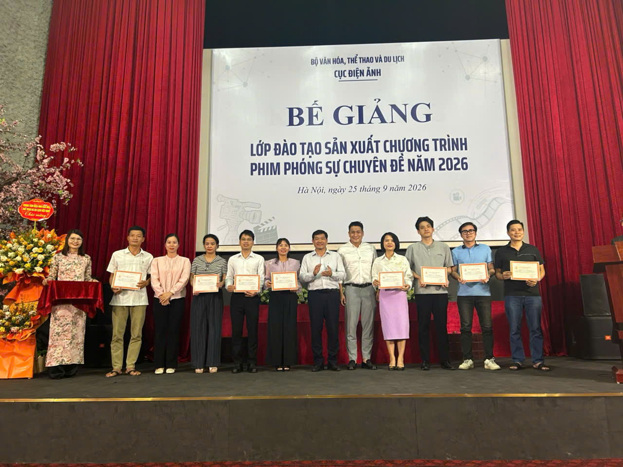 Ban Tổ chức lớp học trao Giấy chứng nhận cho các học viên trong buổi Bế giảng 